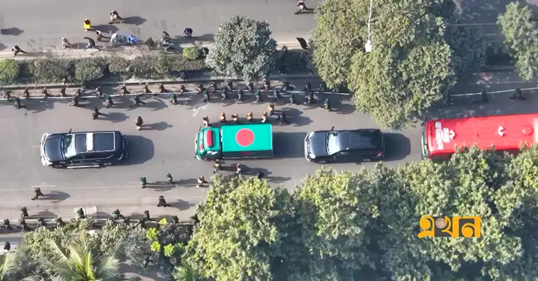 মানিক মিয়ার পথে খালেদা জিয়াকে বহনকারী অ্যাম্বুলেন্স